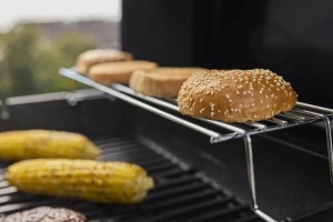 Plinski roštilj Weber Spirit SP-435 za pečenje burgera