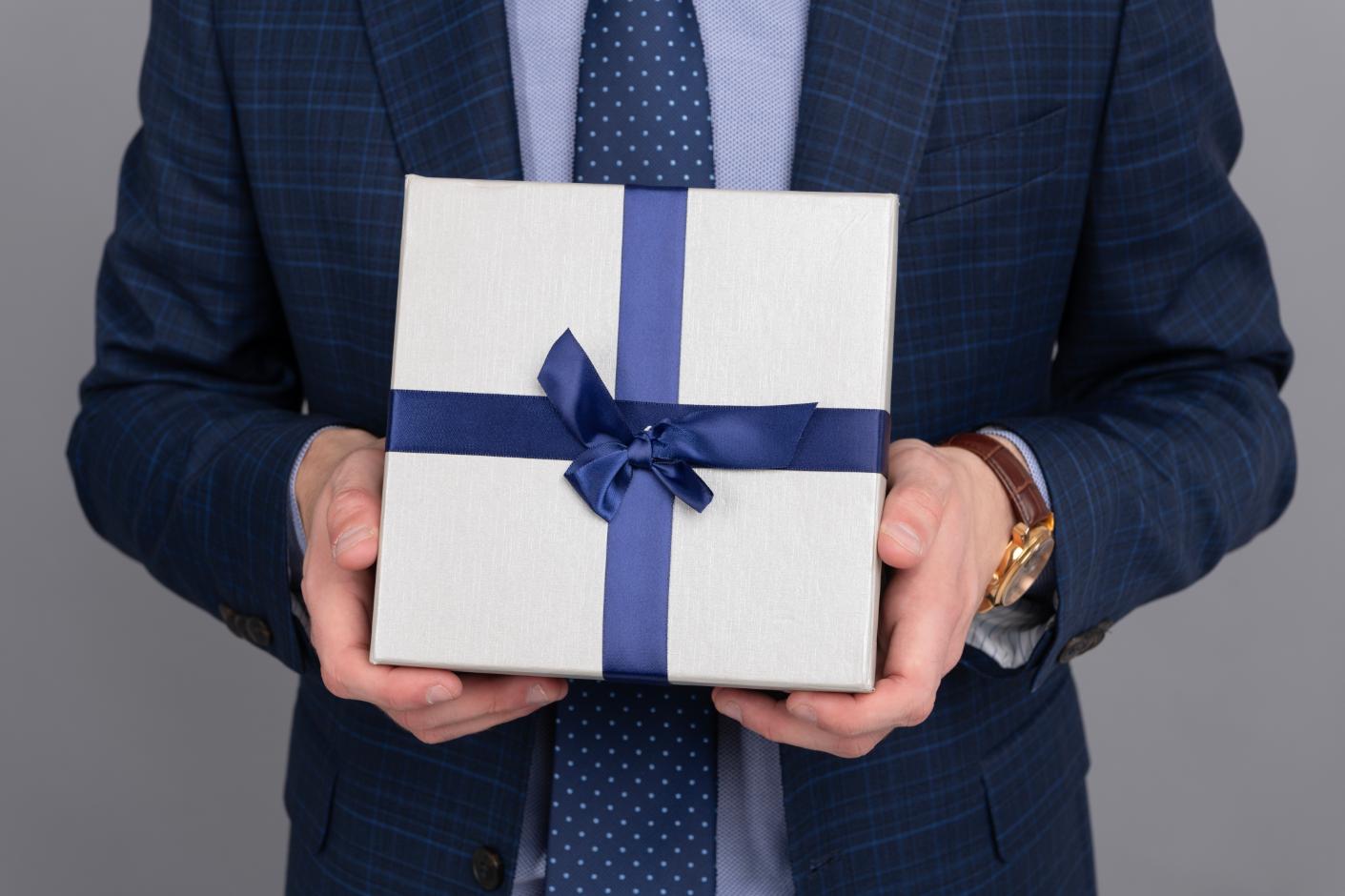 Cadouri corporate de succes - ghid pentru alegerea unor daruri perfecte pentru colegi sau șefi