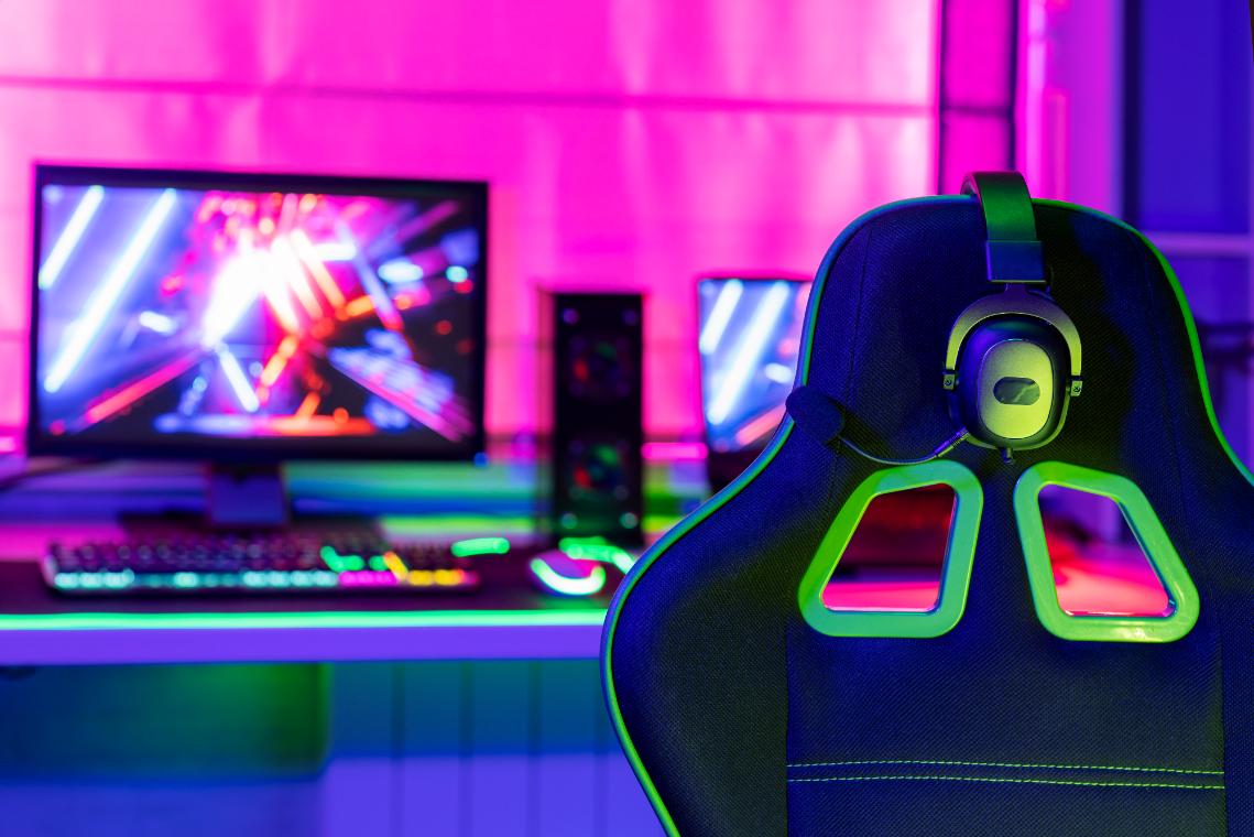 Idei pentru amenajarea unei camere de gaming - ce elemente definesc un setup modern