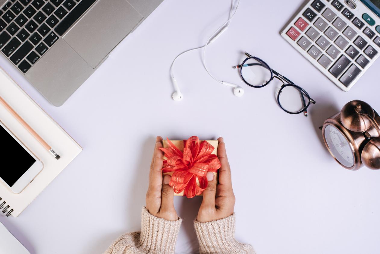 Cadouri pentru colegi de birou: idei inspirate pentru Secret Santa și alte ocazii speciale