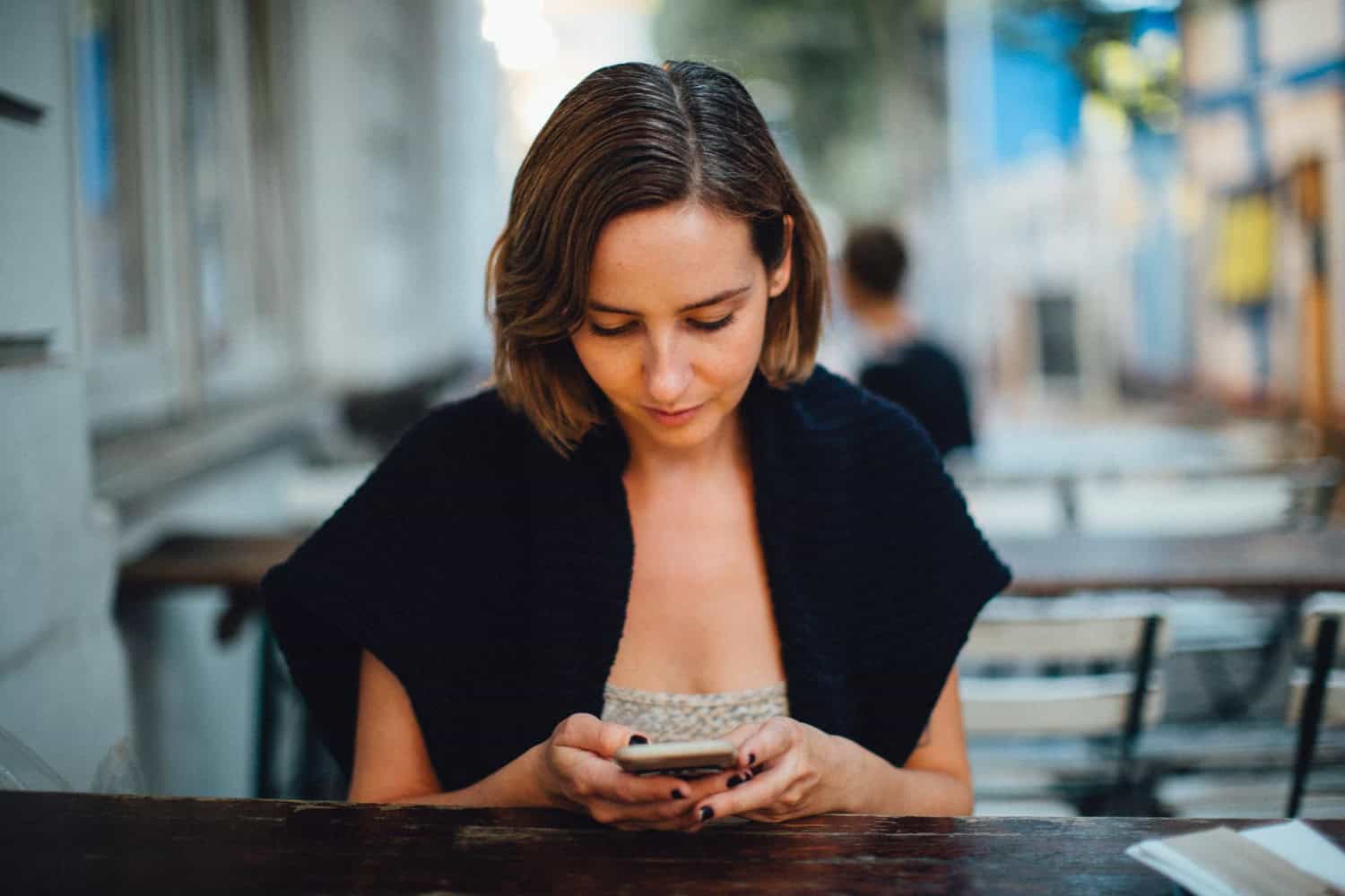 Care sunt cele mai recomandate folii pentru iPhone în 2025? TOP 6 modele dintre care poți alege
