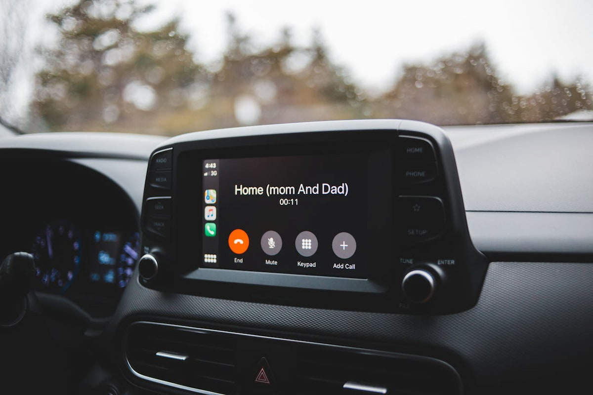 Conectarea telefonului la navigația auto: ghid pentru Android Auto, Apple CarPlay și Bluetooth