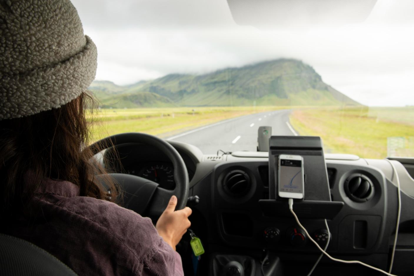 Road trip: sfaturi practice și accesorii esențiale pentru mașină - de la încărcător auto la suport pentru telefon