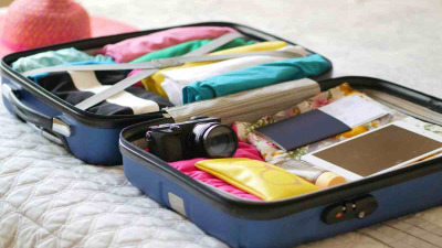 Lista bagaj vacanță - tot ce ai nevoie pentru un concediu fără griji, de la haine la accesorii pentru telefon