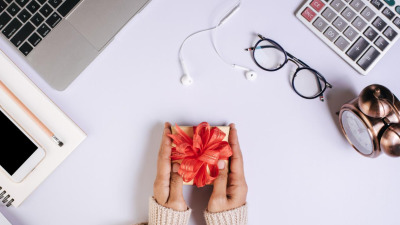 Cadouri pentru colegi de birou: idei inspirate pentru Secret Santa și alte ocazii speciale
