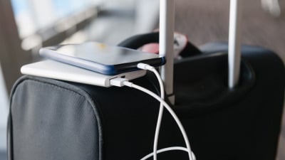 Ai voie cu baterie externă în avion? Află ce spun regulile de siguranță aeriană