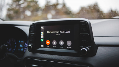 Conectarea telefonului la navigația auto: ghid pentru Android Auto, Apple CarPlay și Bluetooth