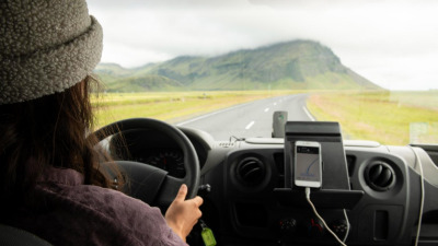 Road trip: sfaturi practice și accesorii esențiale pentru mașină - de la încărcător auto la suport pentru telefon