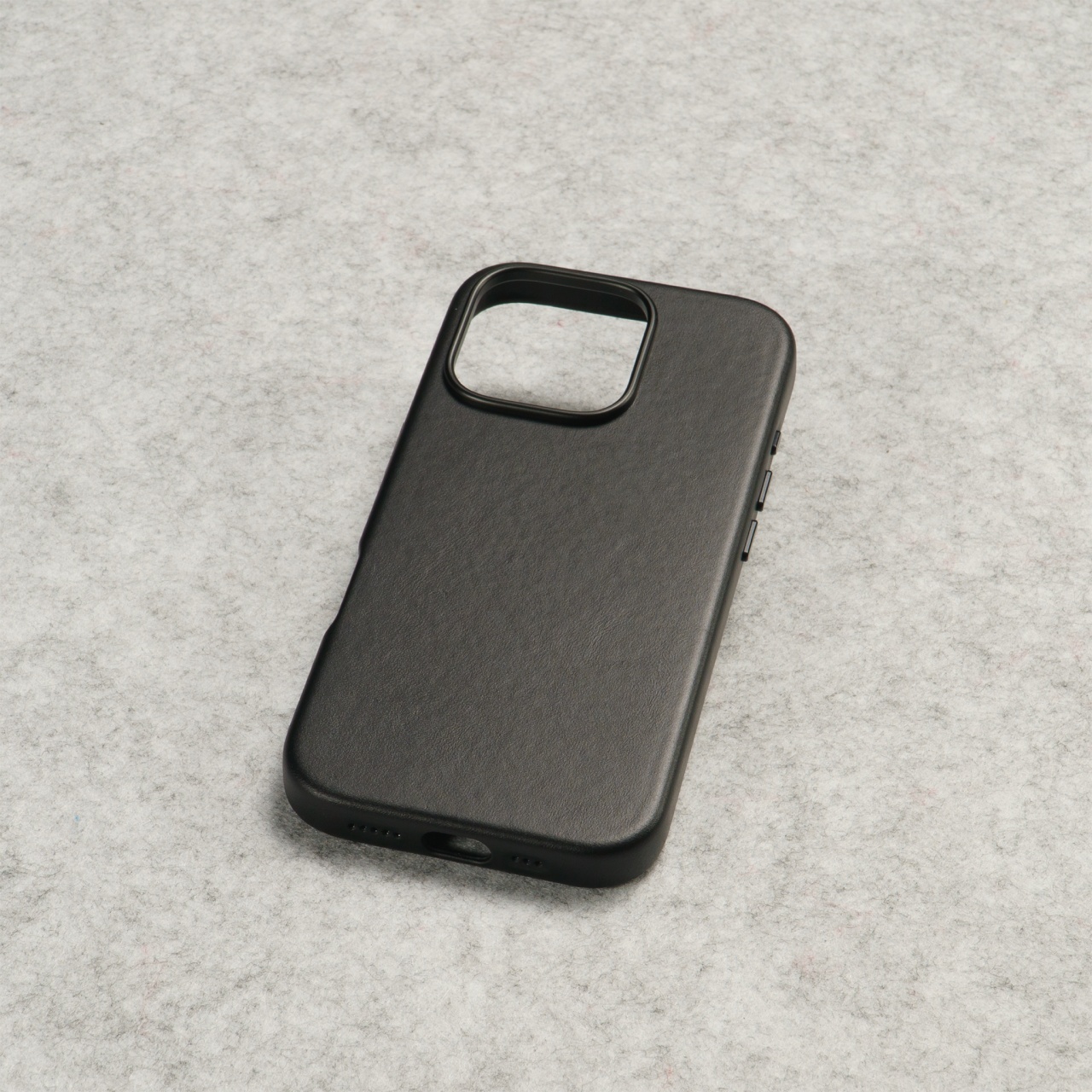Husa leatherUP Class MagSafe pentru iPhone 16 Pro, detaliu