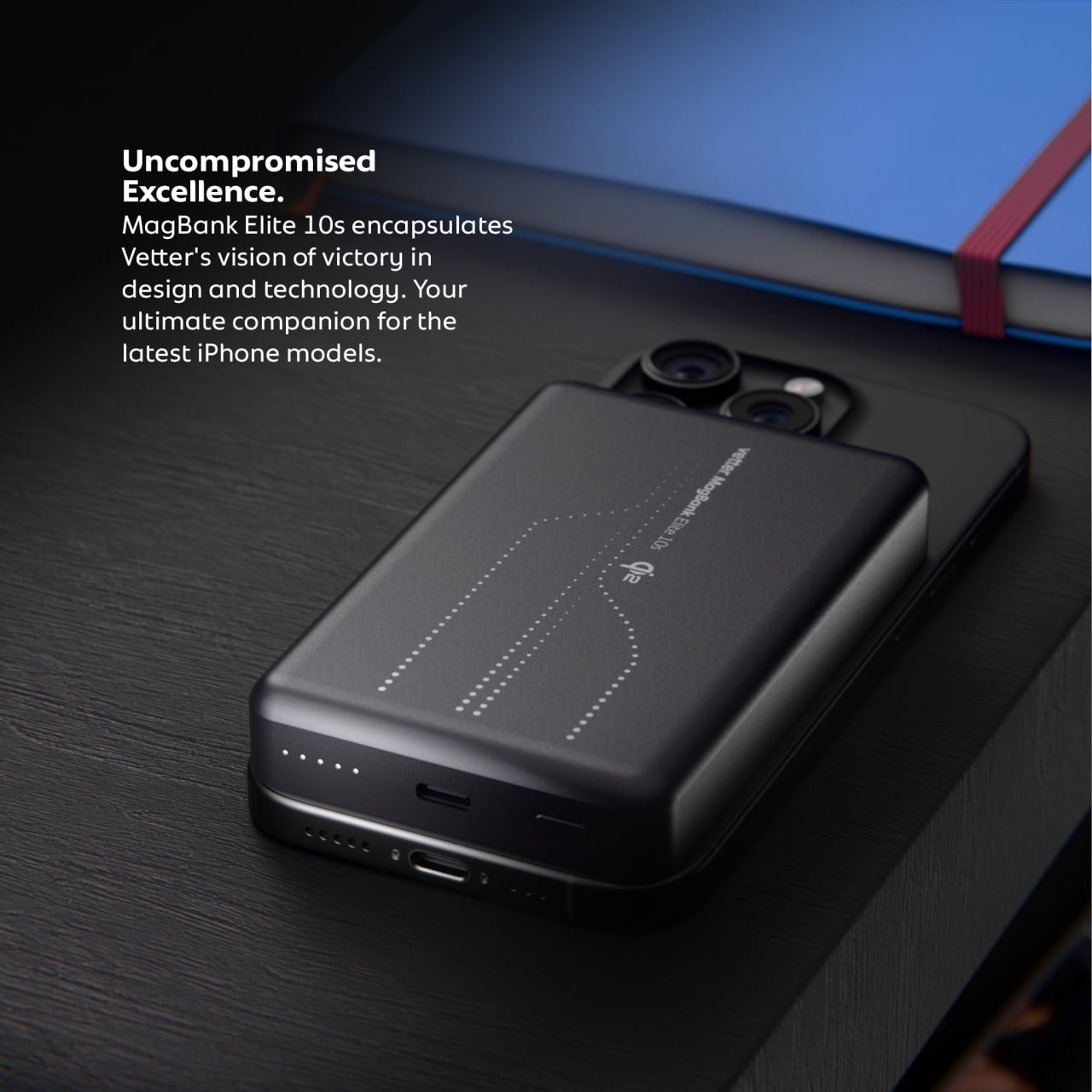 MagBank Elite 10s pe un birou, langa un iPhone