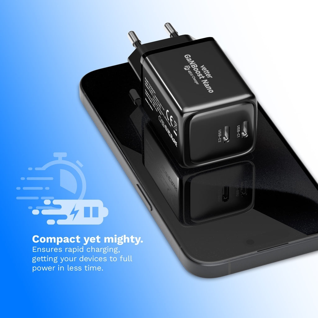 Incarcatorul GaNBoost Nano 45W langa un telefon, pentru comparatie de marime