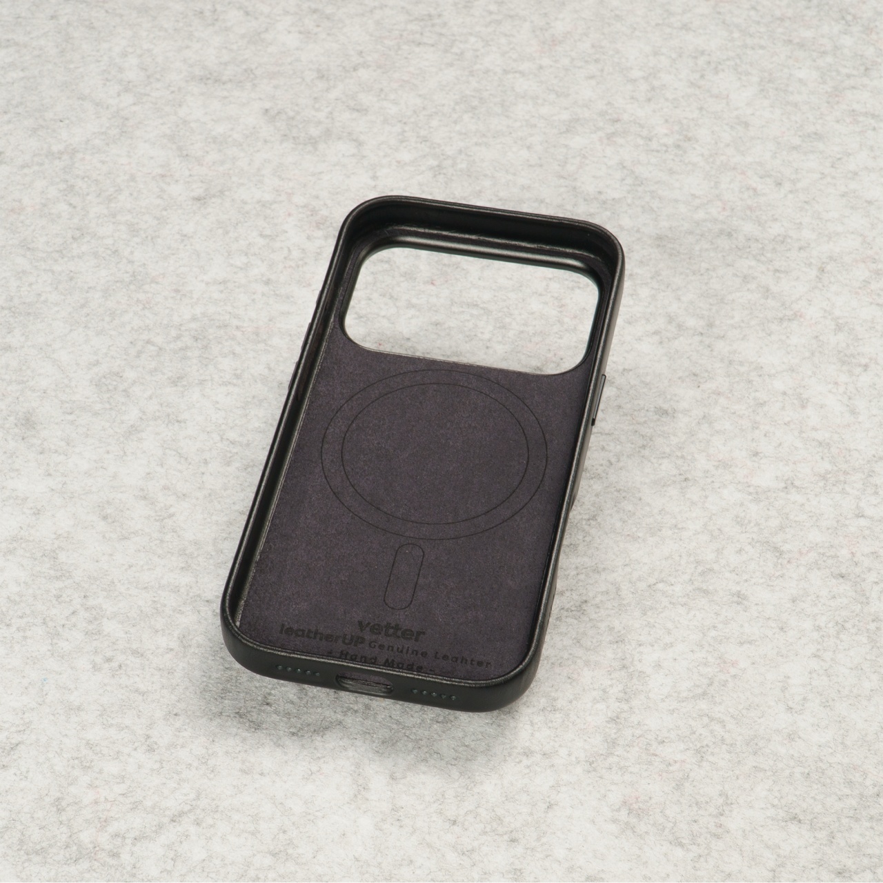 Husa leatherUP Class Refined Touch Black pentru iPhone 17 Pro Max