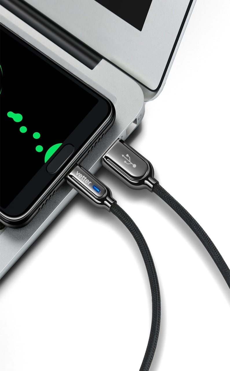 Cablul Smart USB-C conectat intre un laptop si un telefon