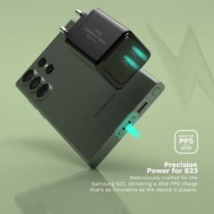 Incarcatorul Vetter GaNBoost Nano 45W cu port USB-C, langa un telefon Samsung