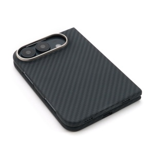 Spatele husei Vetter Kevlar pentru iPhone Duo, in unghi, cu decupajul pentru camere