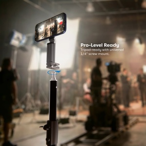 Vetter MagMaster montat pe trepied, cu telefonul in modul portret, intr-un studio