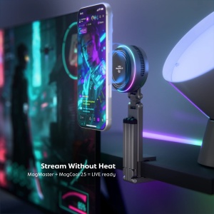 Vetter MagMaster pe trepied intr-un setup de gaming, cu telefonul prins magnetic