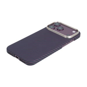 Husa Vetter Kevlar burgundy pe iPhone 18 Pro, vedere in unghi cu textura fibrei aramidice