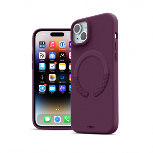 Husa piele vegana iPhone 15 Plus pe telefon, vedere in unghi, visiniu