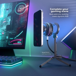 Vetter MagMaster cu telefon prins magnetic, langa un PC de gaming cu iluminare RGB
