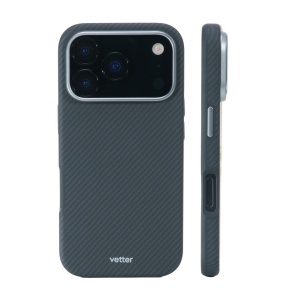 Husa Vetter Hybrid Kevlar neagra pe iPhone 18 Pro Max, vedere din spate si profil lateral