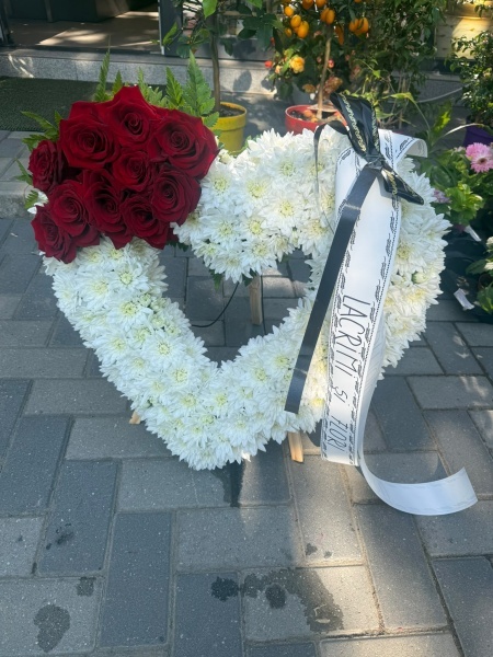 Coroană Funerară Inimă cu Crizanteme Albe și Trandafiri Roșii - Img 2