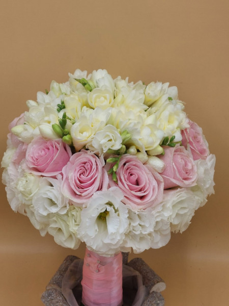 Buchet de mireasa cu trandafiri, frezie, lisianthus - Img 3