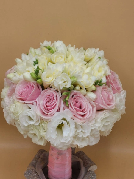 Buchet de mireasa cu trandafiri, frezie, lisianthus - Img 3