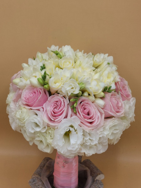 Buchet de mireasa cu trandafiri, frezie, lisianthus - Img 4