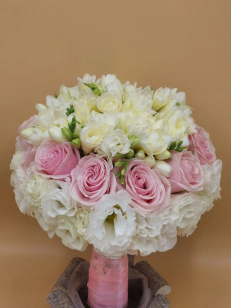 Buchet de mireasa cu trandafiri, frezie, lisianthus - Img 4