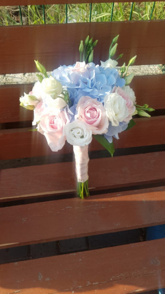 Buchet mireasa cu hortensie albastra si trandafiri - Img 2