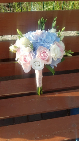 Buchet mireasa cu hortensie albastra si trandafiri - Img 2