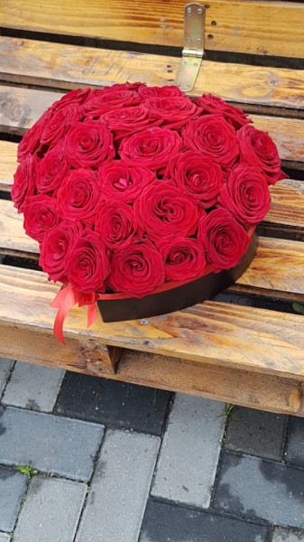 Cutie cu 31 de trandafiri sub forma de Inima