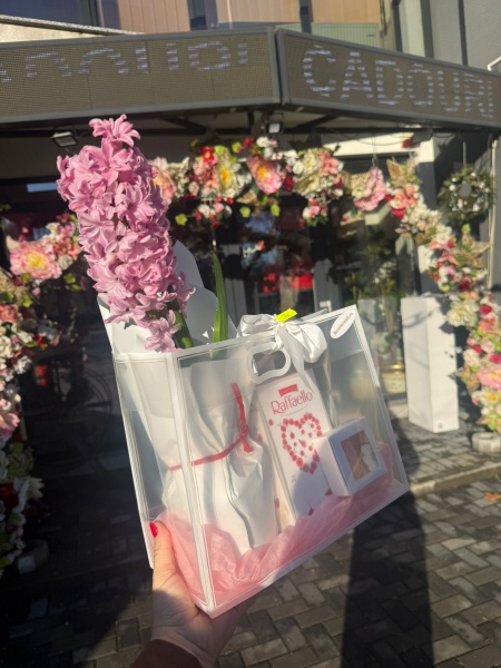 Pachet cadou Primavara cu Zambila, Brosa Si Raffaelo - Img 2
