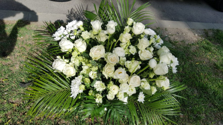 Aranjament funerar cu flori albe (jerba) - Img 2