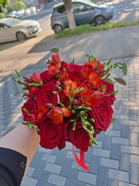 buchet cununie cu frezii si trandafiri