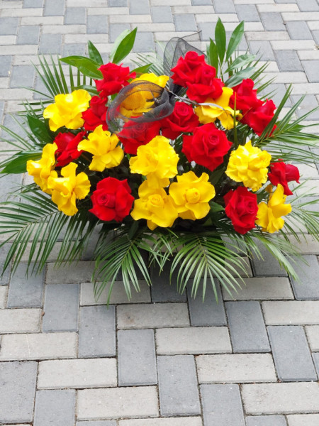 Cos funerar cu trandafiri colorati