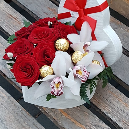 Cutie inima cu trandafiri si orhidee