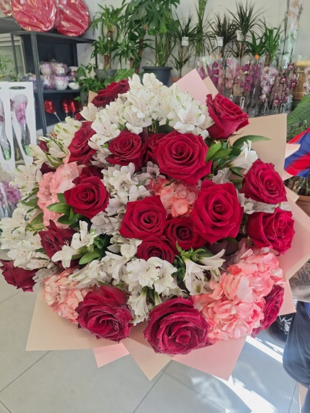 Red Vibes – Buchet Modern cu Trandafiri Roșii, Hortensie și Alstroemeria