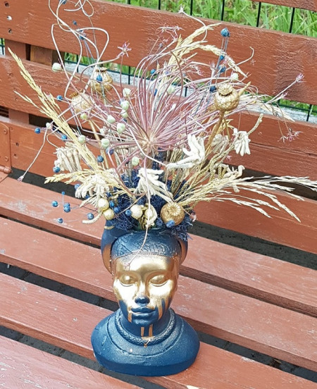 Aranjament cu flori uscate in vaza statuie
