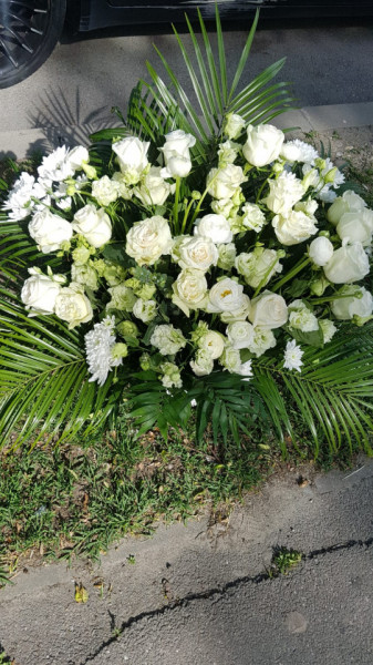 Aranjament funerar cu flori albe (jerba) - Img 3