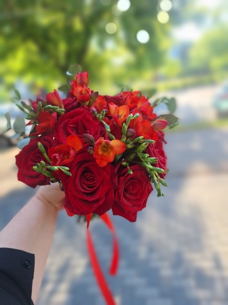 buchet cununie cu frezii si trandafiri