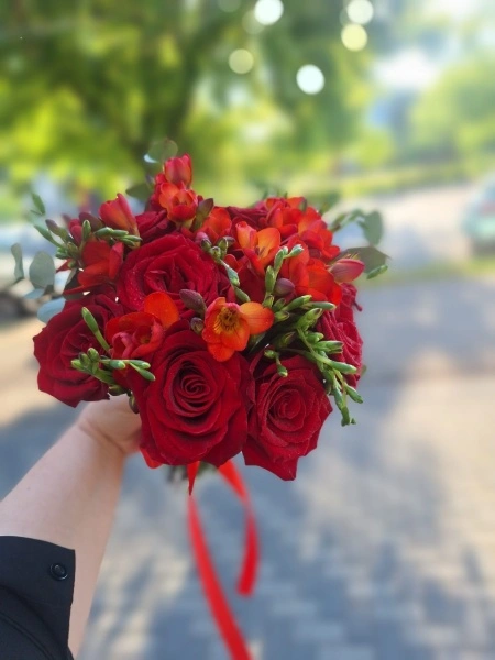 buchet cununie cu frezii si trandafiri