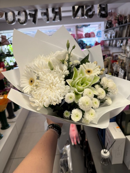 Buchet elegant alb &amp; verde - Livrare rapidă în Craiova - Img 2