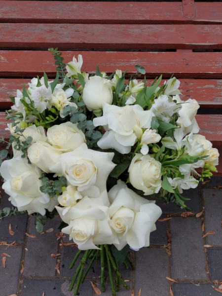 buchet trandafiri albi si verdeata