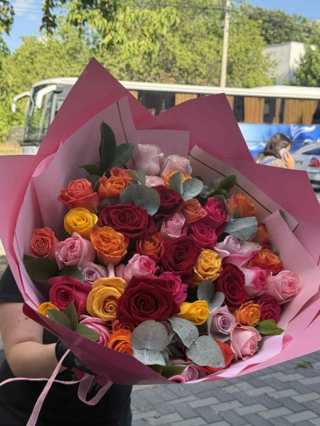 Buchet 51 trandafiri multicolori – Eleganță și veselie în Craiova