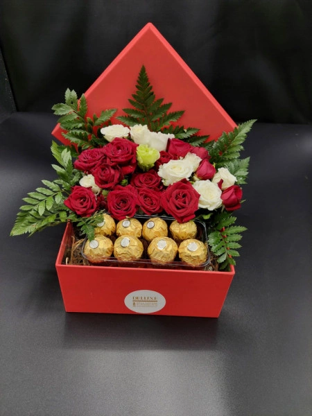 Cutie Cadou cu Praline si flori - Img 3