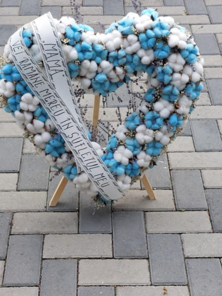 Inima funerara cu bumbac si gipsophilla - Img 2