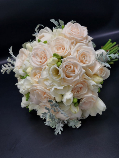 Buchet elegant cu frezie si trandafiri ivoire - Img 2