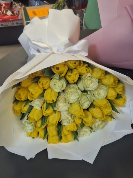 buchet lalele si trandafiri craiova